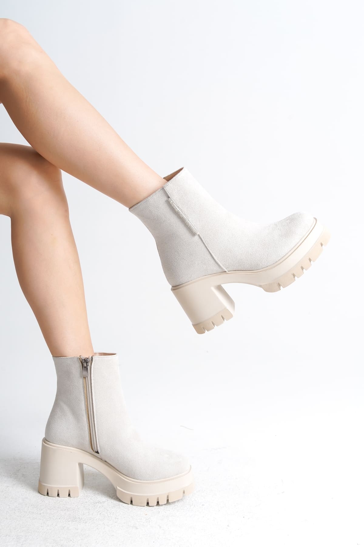 Joy Woman LISSE Fermuarlı Ortopedik Taban Kalın Topuklu Süet Kadın Bot Krem