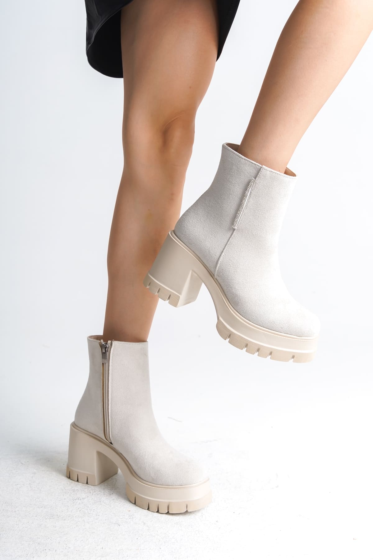 Joy Woman LISSE Fermuarlı Ortopedik Taban Kalın Topuklu Süet Kadın Bot Krem