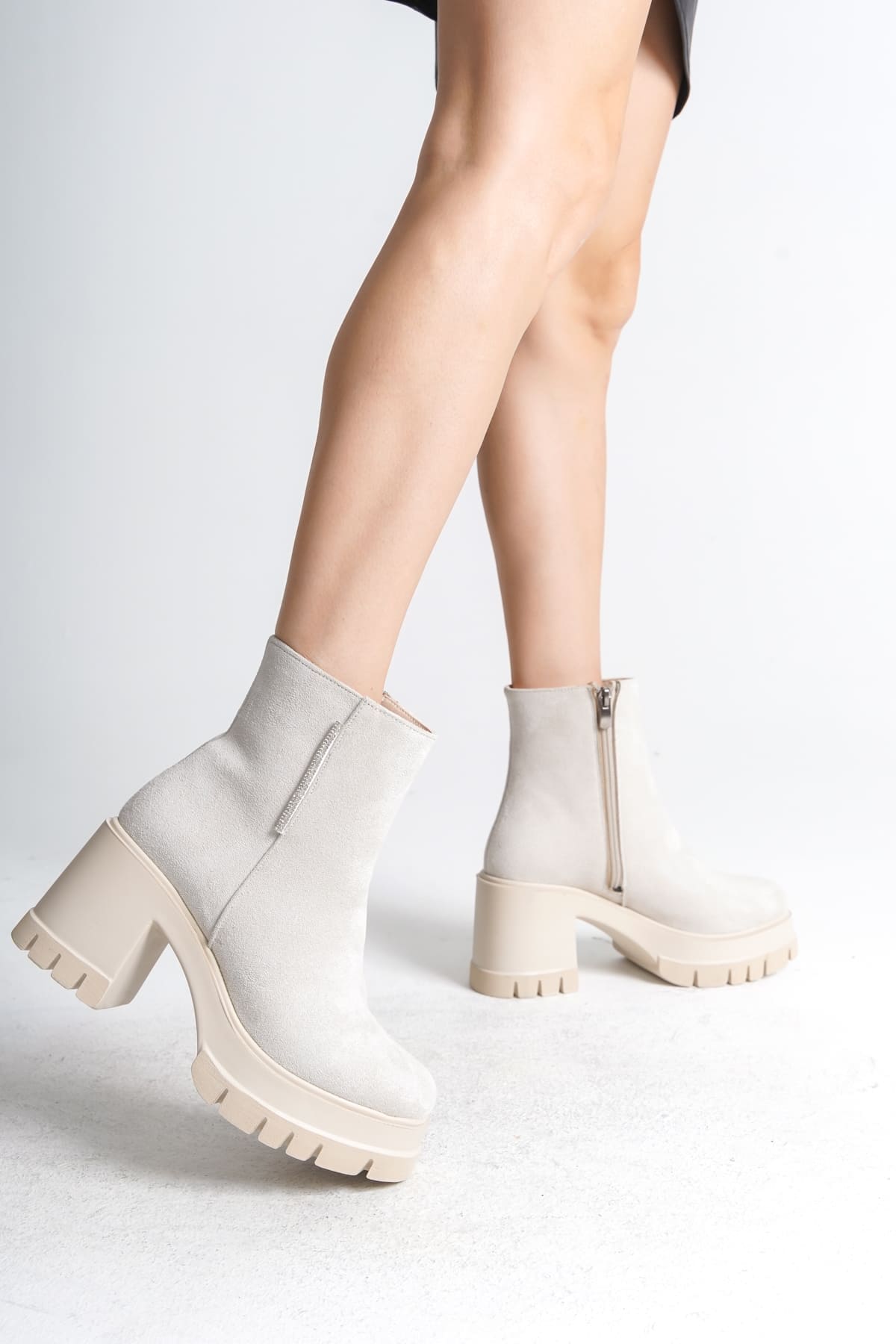 Joy Woman LISSE Fermuarlı Ortopedik Taban Kalın Topuklu Süet Kadın Bot Krem