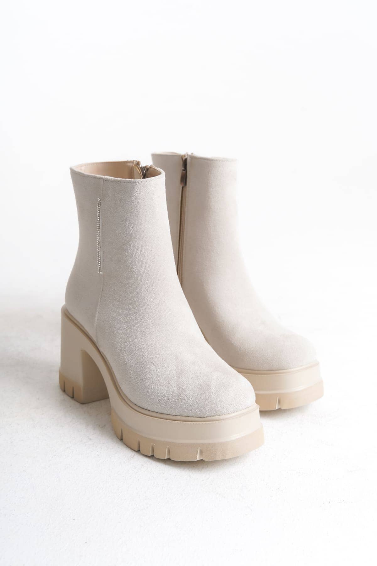 Joy Woman LISSE Fermuarlı Ortopedik Taban Kalın Topuklu Süet Kadın Bot Krem