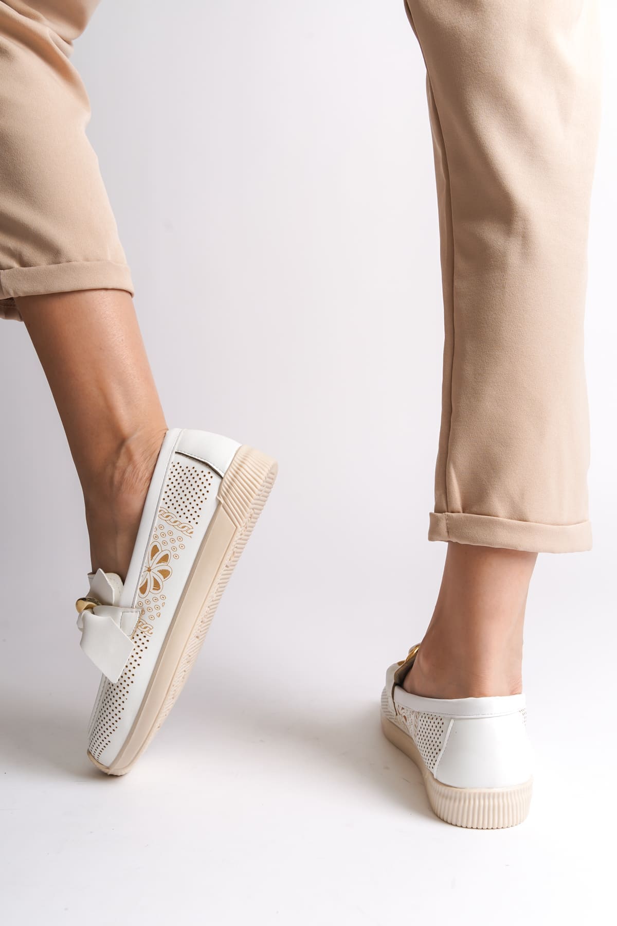 LYDIA Beyaz Bağcıksız Ortopedik Çiçek Desenli Kadın Babet