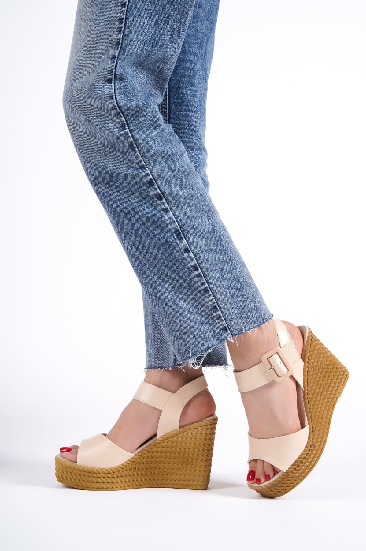 PERLA Ten Rengi Tokalı Lastikli Dolgu Topuklu Kadın Sandalet