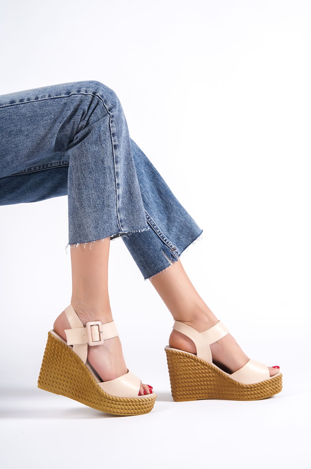 PERLA Ten Rengi Tokalı Lastikli Dolgu Topuklu Kadın Sandalet