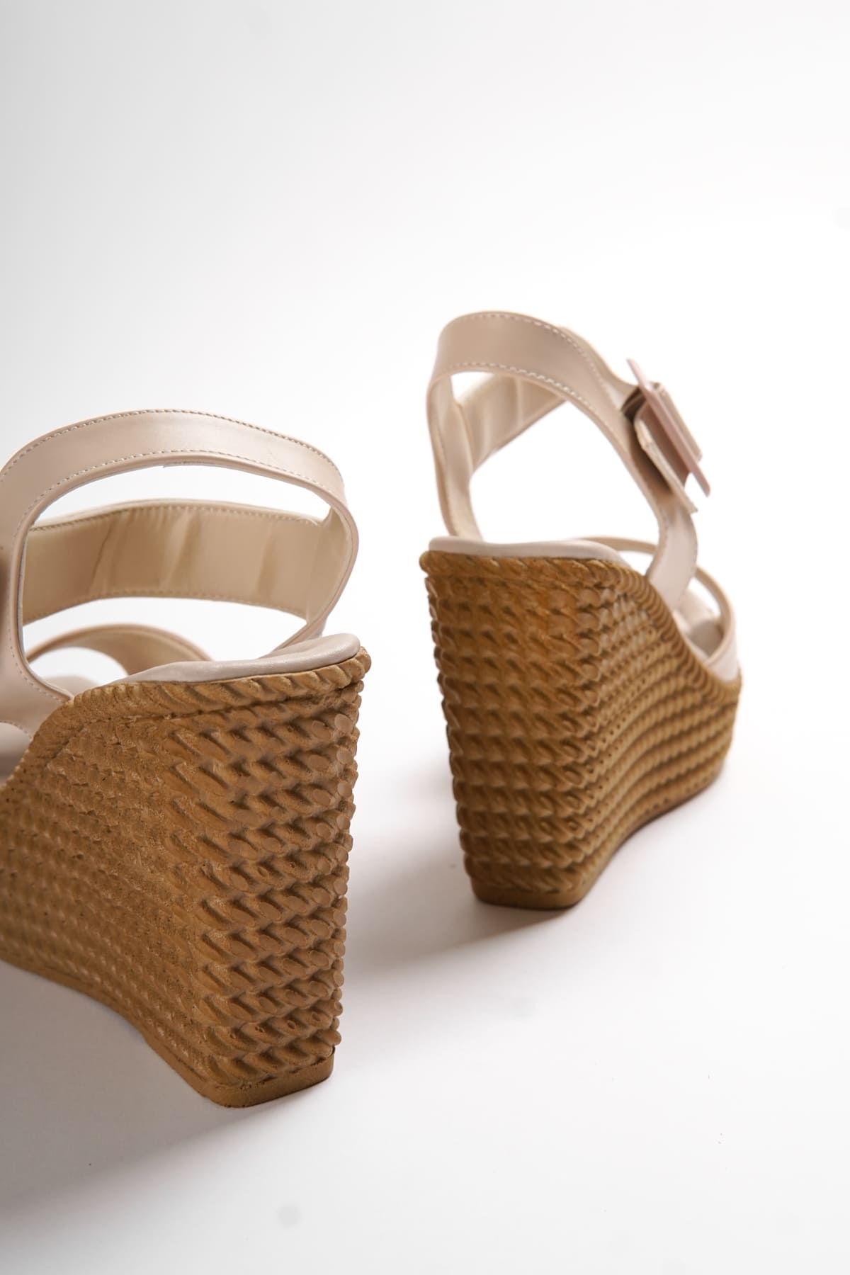 PERLA Ten Rengi Tokalı Lastikli Dolgu Topuklu Kadın Sandalet