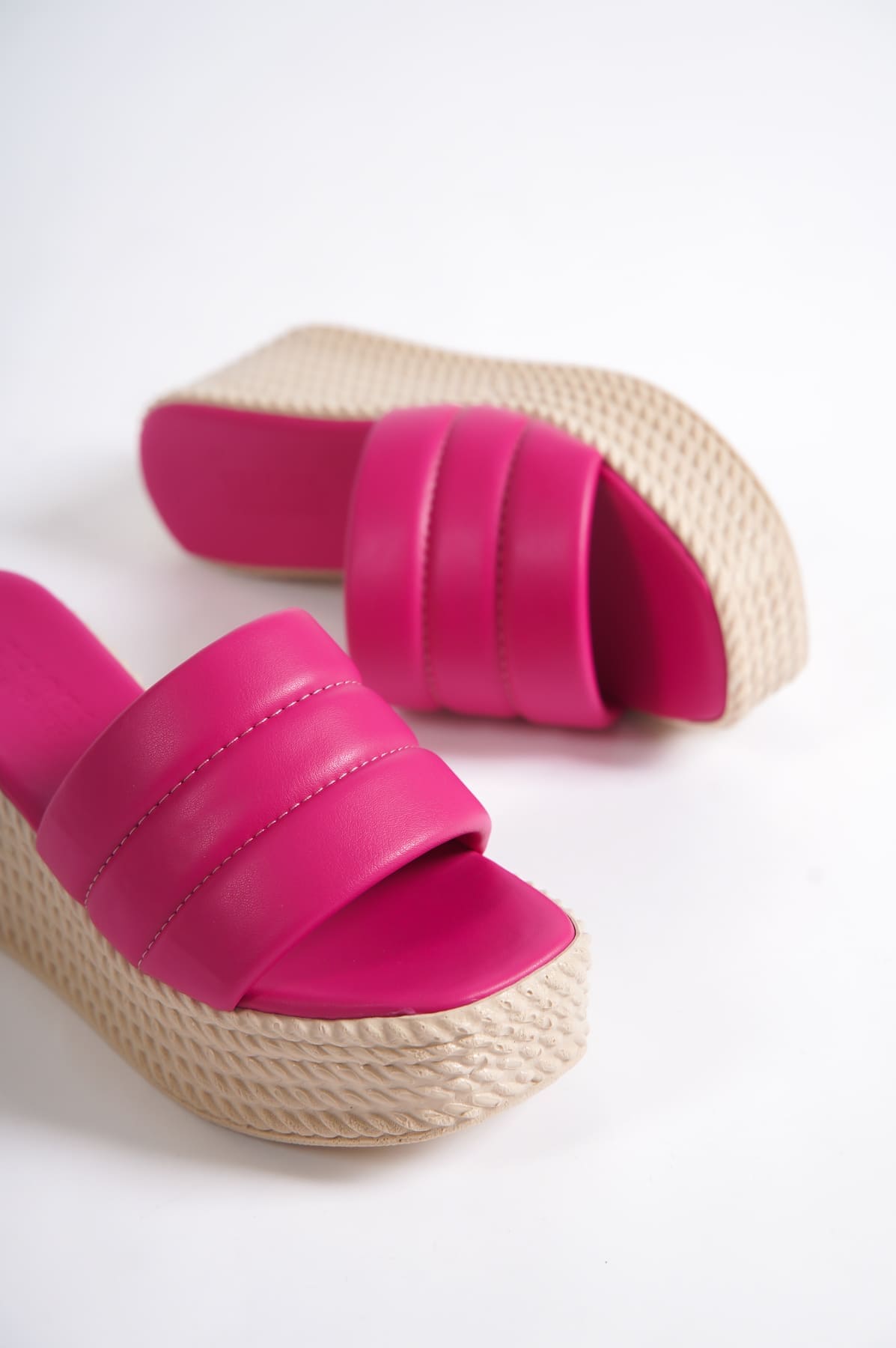 REINA Fuşya Dolgu Topuklu Ortopedik Hasır Görünümlü Kadın Terlik