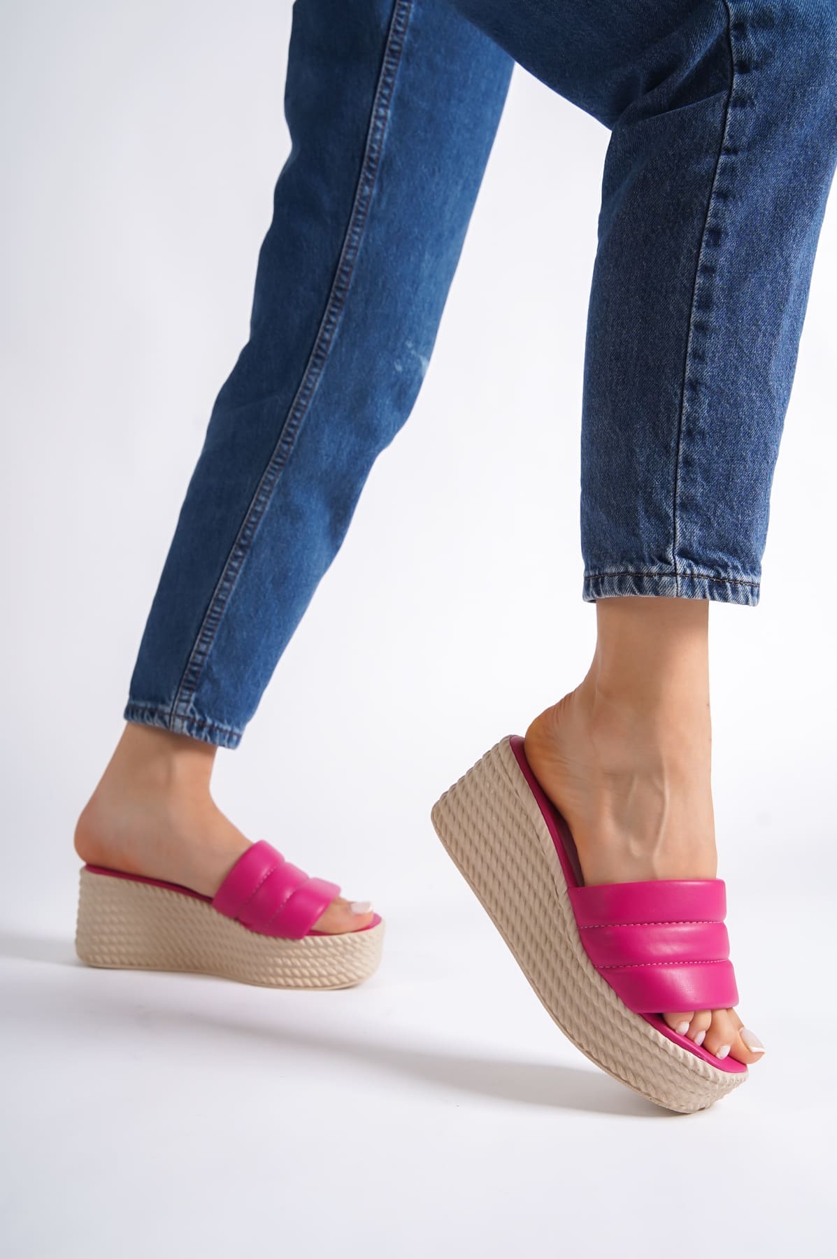 REINA Dolgu Topuklu Ortopedik Taban Hasır Görünümlü Kadın Terlik CKT - Fuşya - 37