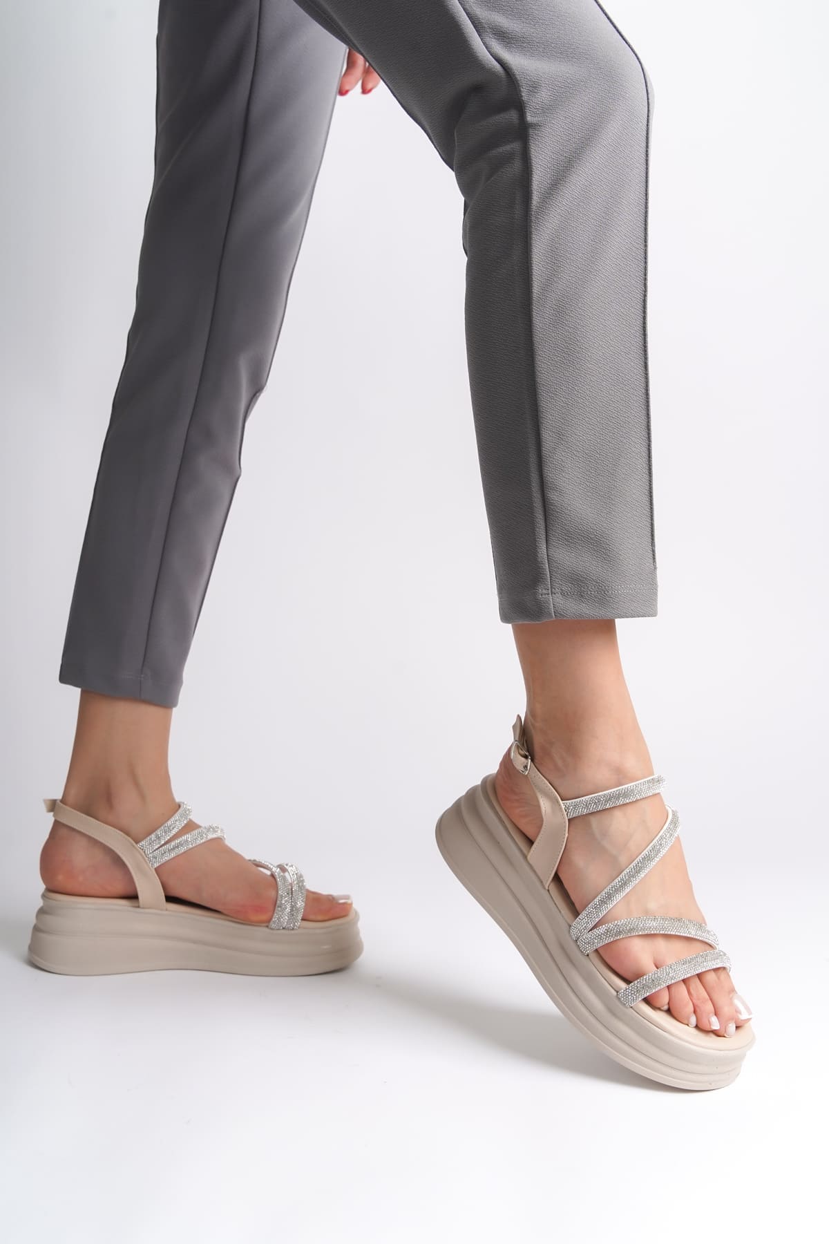 RILEY Krem Kadın Sandalet: Taşlı Şeritli, Ortopedik Tabanlı