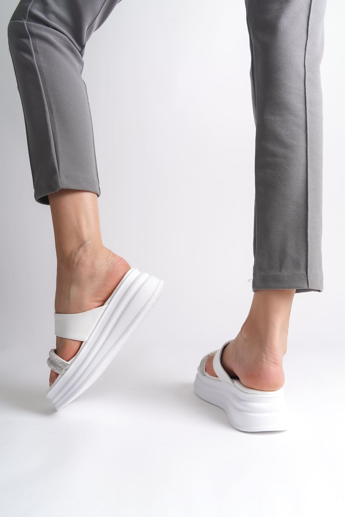 SARAH Düz Topuklu Taşlı Şeritli Kalın ve Ortopedik Taban Kadın Terlik  CBT - Beyaz - 37 Resim 3