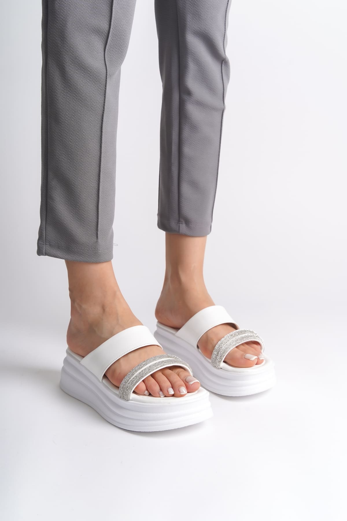 SARAH Düz Topuklu Taşlı Şeritli Kalın ve Ortopedik Taban Kadın Terlik  CBT - Beyaz - 38